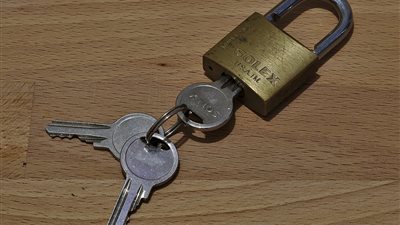 تفسير حلم فتح القفل بالمفتاح في المنام وعلاقته بعز قريب