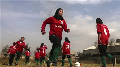 «ضحكوا عالإنجليز»| سيدات أفغانيات تظاهرن بلعب كرة القدم للهروب من «طالبان»