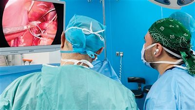 تفسير حلم إجراء عملية جراحية في البطن بالمنام للعزباء والمتزوجة والحامل