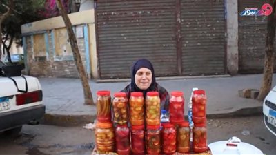 «أم يوسف» مصرية أصيلة تبيع المخلل لتربية أبنائها بعد انفصالها عن زوجها