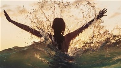 تفسير حلم السباحة في البحر وعلاقته بتحقيق أمنية منتظرة