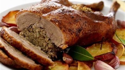 سفرة رمضان 2023| طريقة عمل بط محشي بالفريك (فيديوجراف)