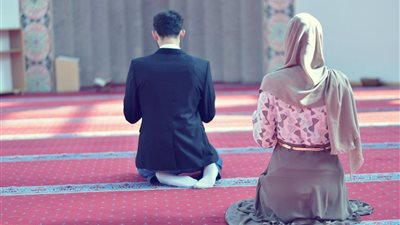 «رؤيا جميلة»| تفسير حلم صلاة الجماعة مع الزوج في المنام