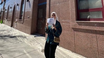 مصرية تنجح في رفع الأذان بمكبرات الصوت لأول مرة في نيويورك (فيديو)