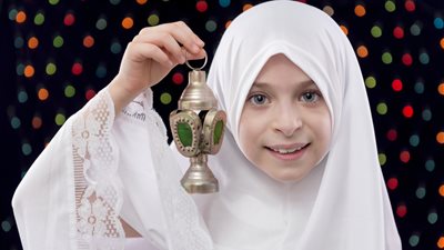 رمضان 2023| كيف تدربين طفلك على أعمال الخير في الشهر الكريم؟