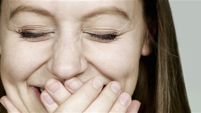 تفسير حلم الضحك بدون صوت في المنام وعلاقته بعدم الصيام