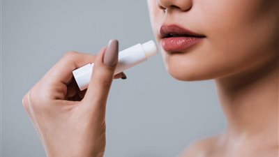 فقه المرأة في رمضان| مرطب الشفايف «زبدة الكاكاو» أثناء الصيام تفطر أم لا؟