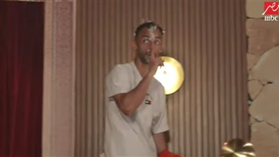 «الداية شدته من ودانه» رامز جلال يسخر من لاعب الأهلى أحمد عبد القادر في 