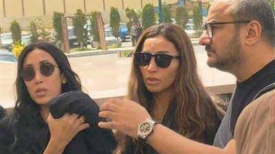 دفتر عزاء النجوم في وفاة والد «دينا الشربيني» وعلى رأسهم «عمرو دياب»