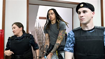 «تجربة مرعبة» لاعبة كرة السلة الأمريكية تؤلف كتابا عن فترة سجنها في روسيا