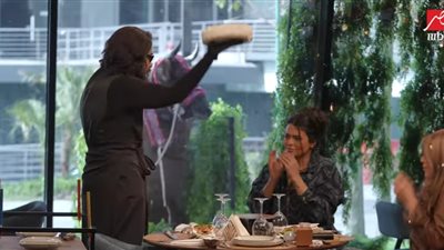 «سمراء الجيل وتكة الدراما» رامز جلال يتغزل في أسماء جلال في حلقة  