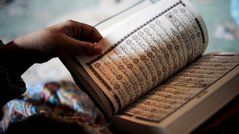 حكم لمس المصحف بغير