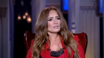 زينة: «مضيعة فلوسي على الموضة وممكن أسافر عشان أشتري شنطة»