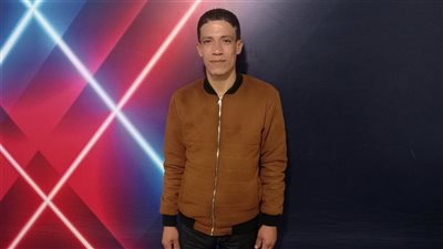 مذيعة شهيرة تكشف حكاية خطوبتها من عامل نظافة كشري التحرير (صور)