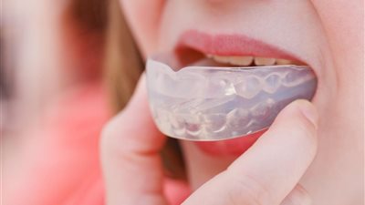 كيفية التخلص من عادة «الجز» على أسنانك أثناء النوم وتفادي «7 مشاكل صحية»