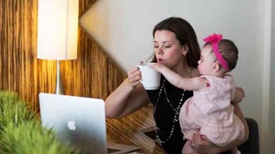 «لو إنتي أم عاملة» 3 نصائح هامة حتى لا يؤثر عملك على أطفالك