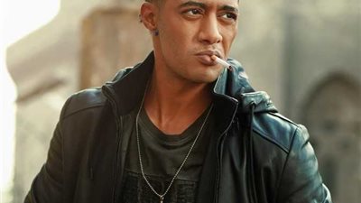 رسالة خاصة من محمد رمضان لكل أم: «إحنا ماشيين ببركة رضاكم» (فيديو)