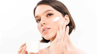 خطوات مهمة للاعتناء بالبشرة في فصل الصيف «التقشير والفيتامين»