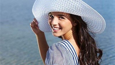 روتين الشعر الجاف للحماية من الهيشان والتقصف في الصيف أبرزها «قص الأطراف»