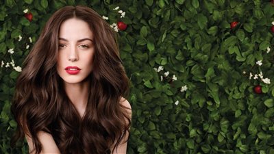 «بالطماطم والألوفيرا» روتين العناية بالشعر الدهني في 7 خطوات 