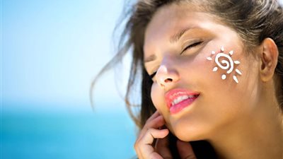 «يقلل من خطر الإصابة بسرطان الجلد بنسبة 40%» فوائد الصن بلوك للبشرة 