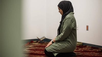 هل تجوز صلاة المرأة بالملابس الضيقة وبالبنطلون؟ «الإفتاء» تجيب