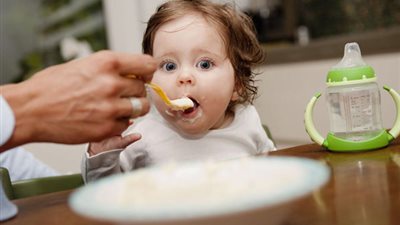 أخصائية تقدم «خريطة تقديم الطعام للطفل الرضيع لأول مرة» والعمر المناسب