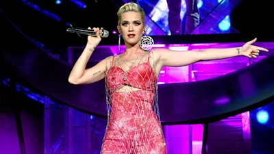 هجوم على كيتي بيري بسبب تصرفاتها في حفل تتويج الملك تشارلز