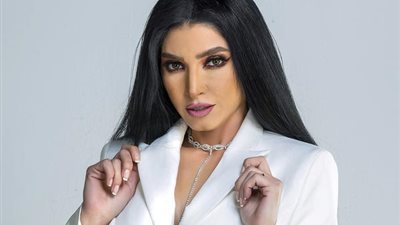 روجينا: «حلقولي شعري زيرو وزوجي وبناتي صدموني» (فيديو)