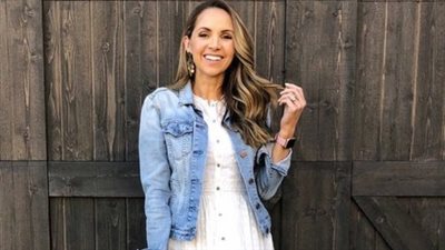 4 أفكار لتنسيق ملابس الأم في فترة الرضاعة الطبيعية 