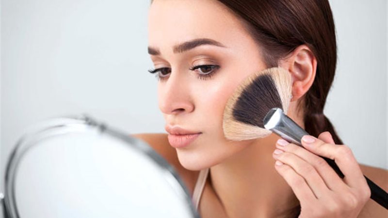أخطاء عند وضع المكياج