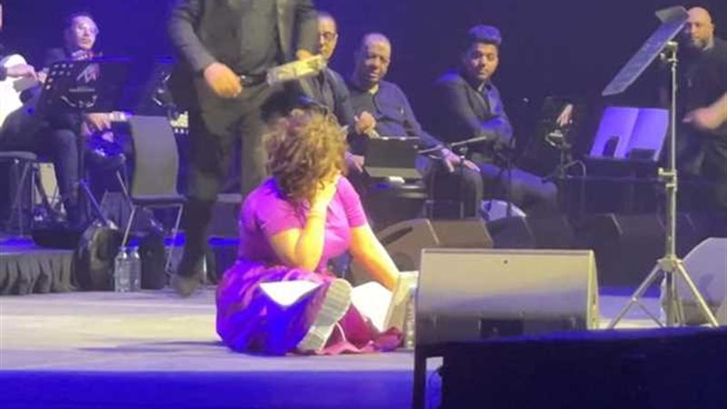 سقوط شيرين على المسرح