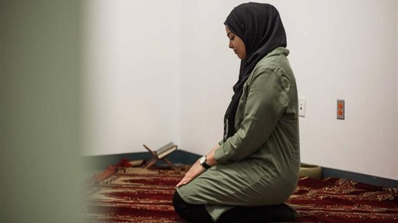 حكم صلاة المرأة بالملابس
