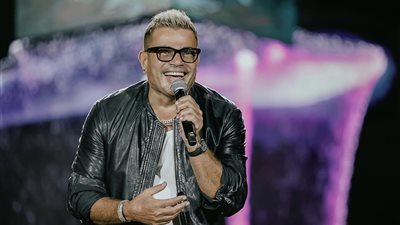 «غناء ورقص وقفشات» عمرو دياب يشعل الجامعة الأمريكية بحفل استثنائي 