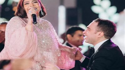 حسام حبيب يركع أمام شيرين عبد الوهاب في لقطة صادمة  