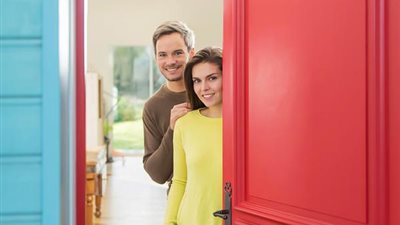 خبيرة إتيكيت تكشف قواعد زيارة المرأة بعد الولادة (فيديو)