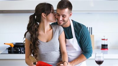 لليلة رومانسية حالمة| قدمي لزوجك كوب كركديه قبل العلاقة الحميمة