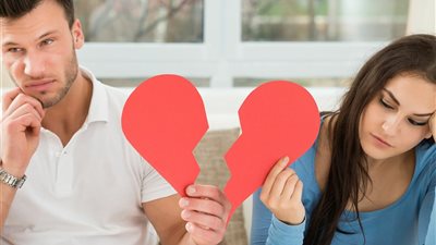 تفسير حلم استلام ورقة الطلاق في المنام وعلاقته بالحصول على وظيفة مناسبة