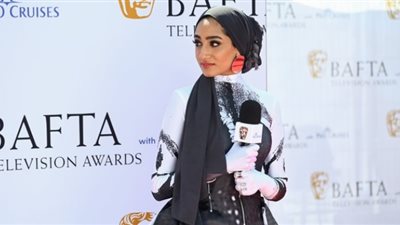 من هي الفتاة المحجبة التي ظهرت في حفل توزيع جوائز البافتا؟