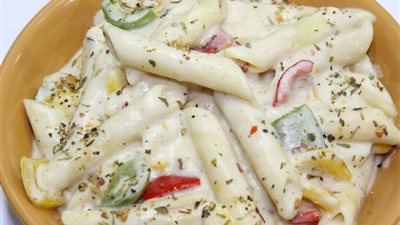 طريقة عمل المكرونة بالوايت صوص والمشروم والجبن الموتزاريلا