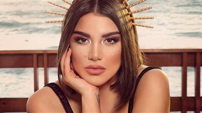 الفنانة اللبنانية سينتيا صموئيل تحتفل بعيد ميلاد زوجها بـ«حضن وقبلة»