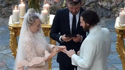 مطربة شهيرة تتعرض لصدمة خلال حفل زفافها (صور)