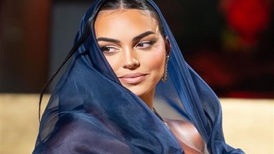 جورجينا رودريغيز تحتفل بعيد ميلاد توأمها بملابس مثيرة