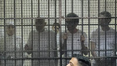 انهيار وصراخ زوجة صيدلي حلوان داخل القفص بعد الحكم عليها (صور)