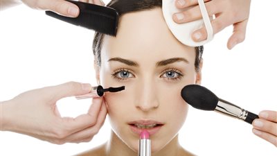  4 أمراض خطيرة يسببها الإفراط في وضع المكياج  