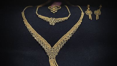 تفسير حلم الطقم الذهب في المنام وعلاقته بإنجاب أطفال إناث