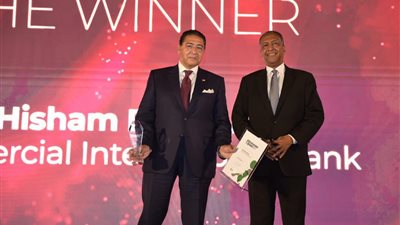 مجلة «أفريكان بانكر» تمنح «هشام عز العرب» جائزة «الإنجاز مدى الحياة» لعام 2023