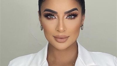 جوري بكر تستعرض حملها بفستان جريء