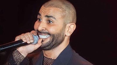 رواد السوشيال ميديا بعد حلق وقميص أحمد سعد الشفاف: «الرجولة في خطر»