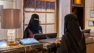 ارتفاع نسبة النساء العاملات بمجال السياحة في السعودية إلى 41%